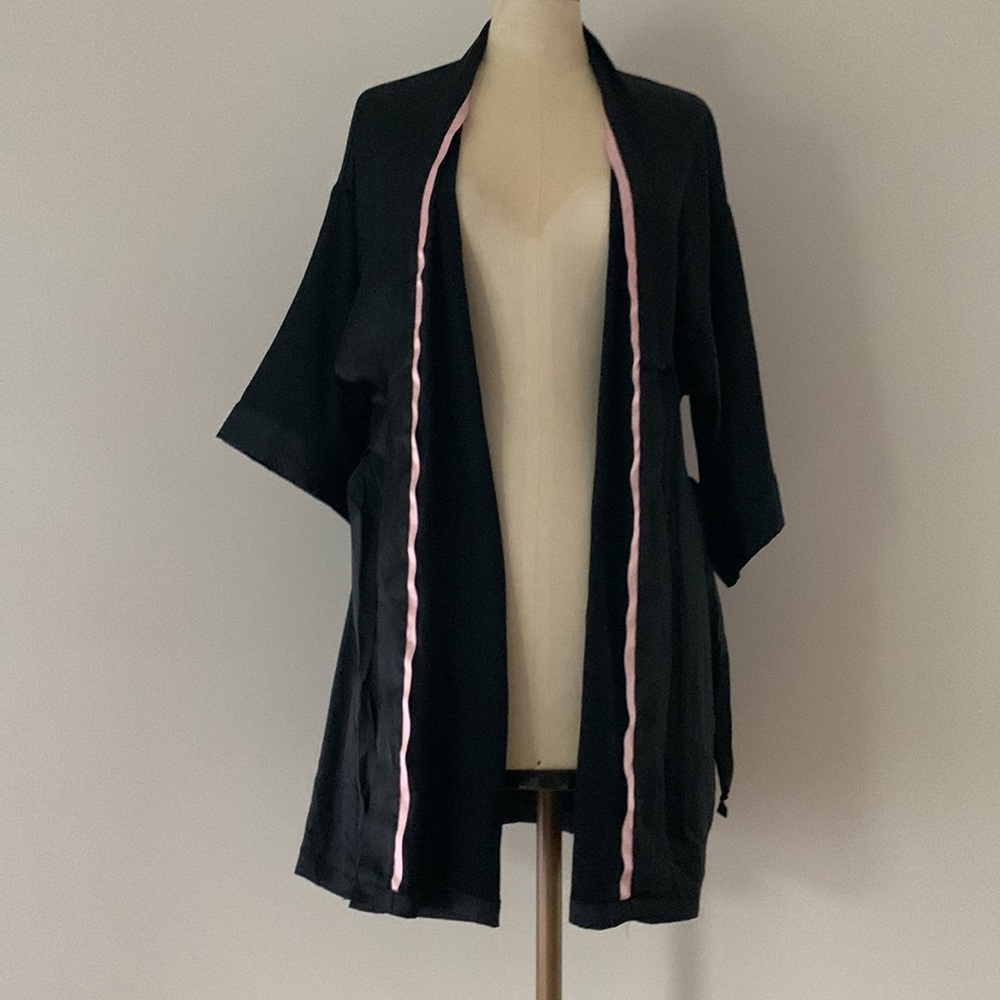 VICTORIA’S SECRET black satin kimono style short robe w/ pink piping. S/M
